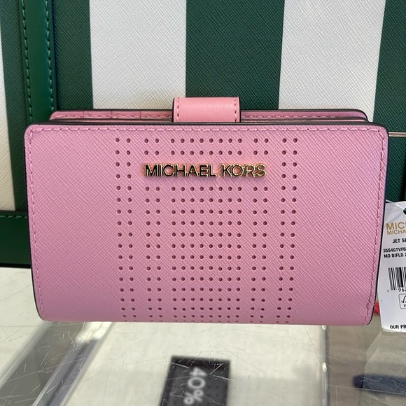 MICHAEL KORS
Medium Jet Set Travel Crossgrain Leather Bifold Zip Wallet
Carnatio - Picture 13 of 16